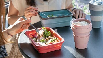 可摺合矽膠食物盒和杯 — 逾6成樣本可揮發性有機物質含量超標  選用安全的自攜容器餐具助源頭減塑