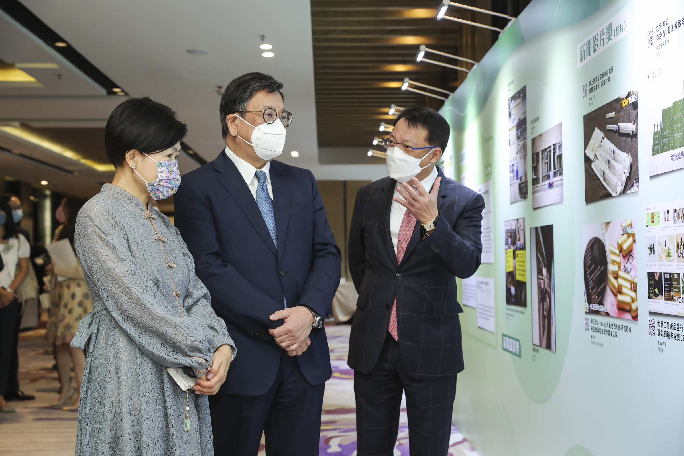 The Honourable Algernon Yau Ying-wah, Secretary for Commerce and Economic Development views the exhibit of winning entries, accompanied by Mr Clement Chan Kam-wing, Chairman of the Consumer Council, and Ms Gilly Wong Fung-han, Chief Executive of the Consumer Council.