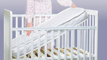 慎選嬰兒床褥    3款潛在窒息危險