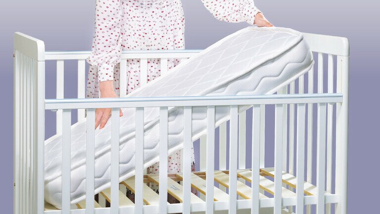 慎選嬰兒床褥    3款潛在窒息危險