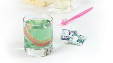 如何護理假牙？假牙黏著劑是否安全？