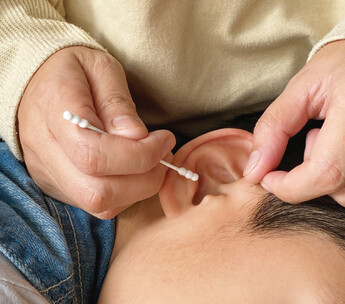 使用棉花棒清潔耳朵，儘管可能清除部分耳垢，但同時可能將耳垢推進耳道較深入位置，增加出現「耳垢嵌塞」的機會。