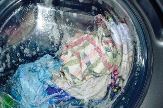 捐赠的旧衣必须预先清洗干净，确保清洁卫生