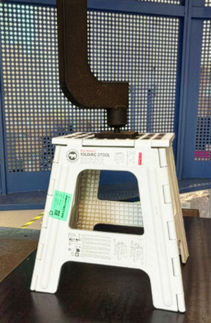 圖5：樣本正進行垂直靜載荷測試