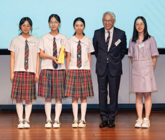 消費者委員會主席陳錦榮先生頒發獎項予第三屆「智醒消費學堂」學生隊伍。