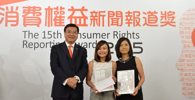 Council Chairman Professor Wong Yuk-shan presenting Silver Awards of TV News