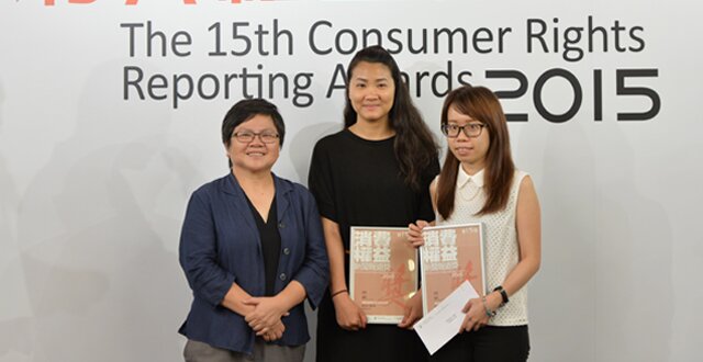 Ms. Sham Yee-lan, Chairperson of Hong Kong Journalists Association, presenting Bronze Awards of News