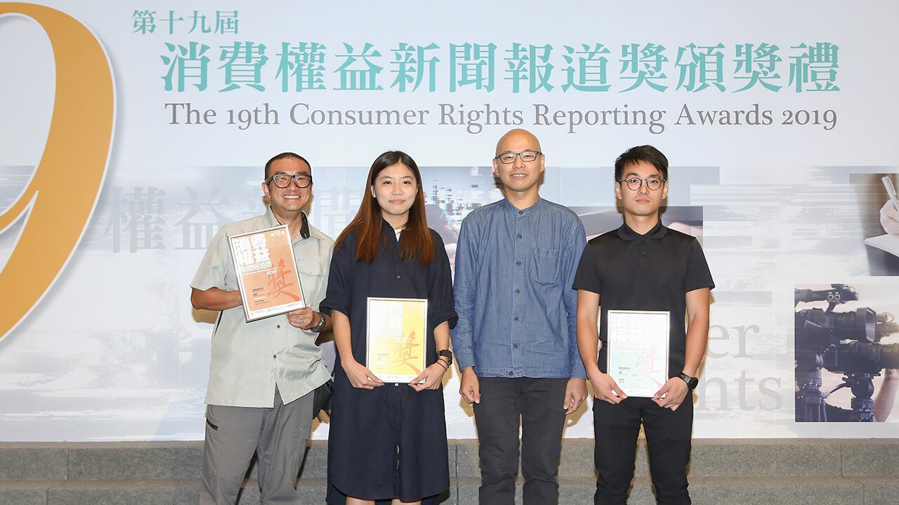 香港摄影记者协会署任主席陈奕钊先生与新闻摄影组别得奖人合照