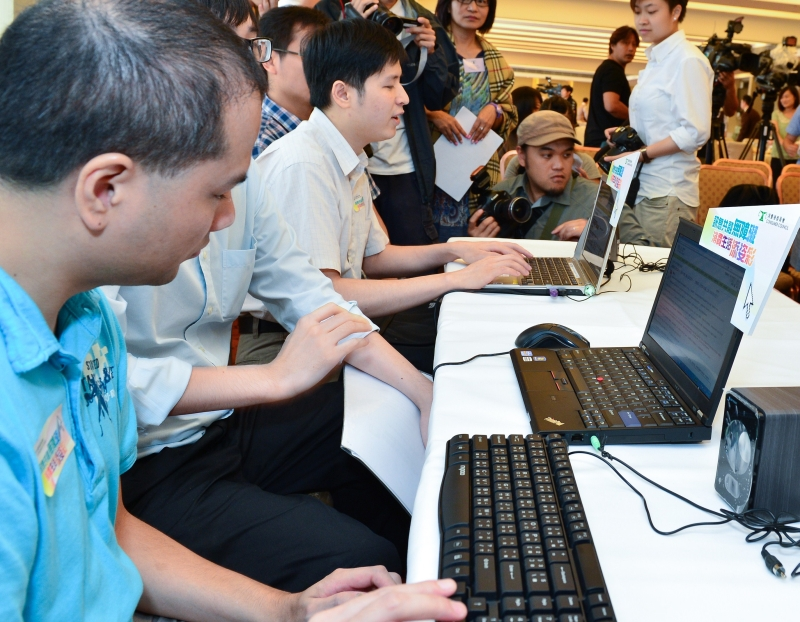 来自香港失明人协进会和香港盲人辅导会两名代表，示范使用读屏软件浏览本会无障碍网站。