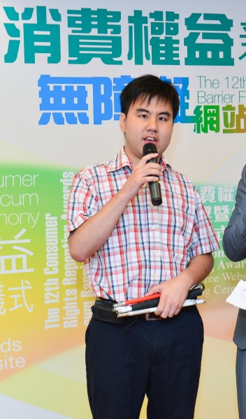 培英中学老师游伟乐先生在启动礼上，分享无障碍浏览网站为视障人士带来的方便。