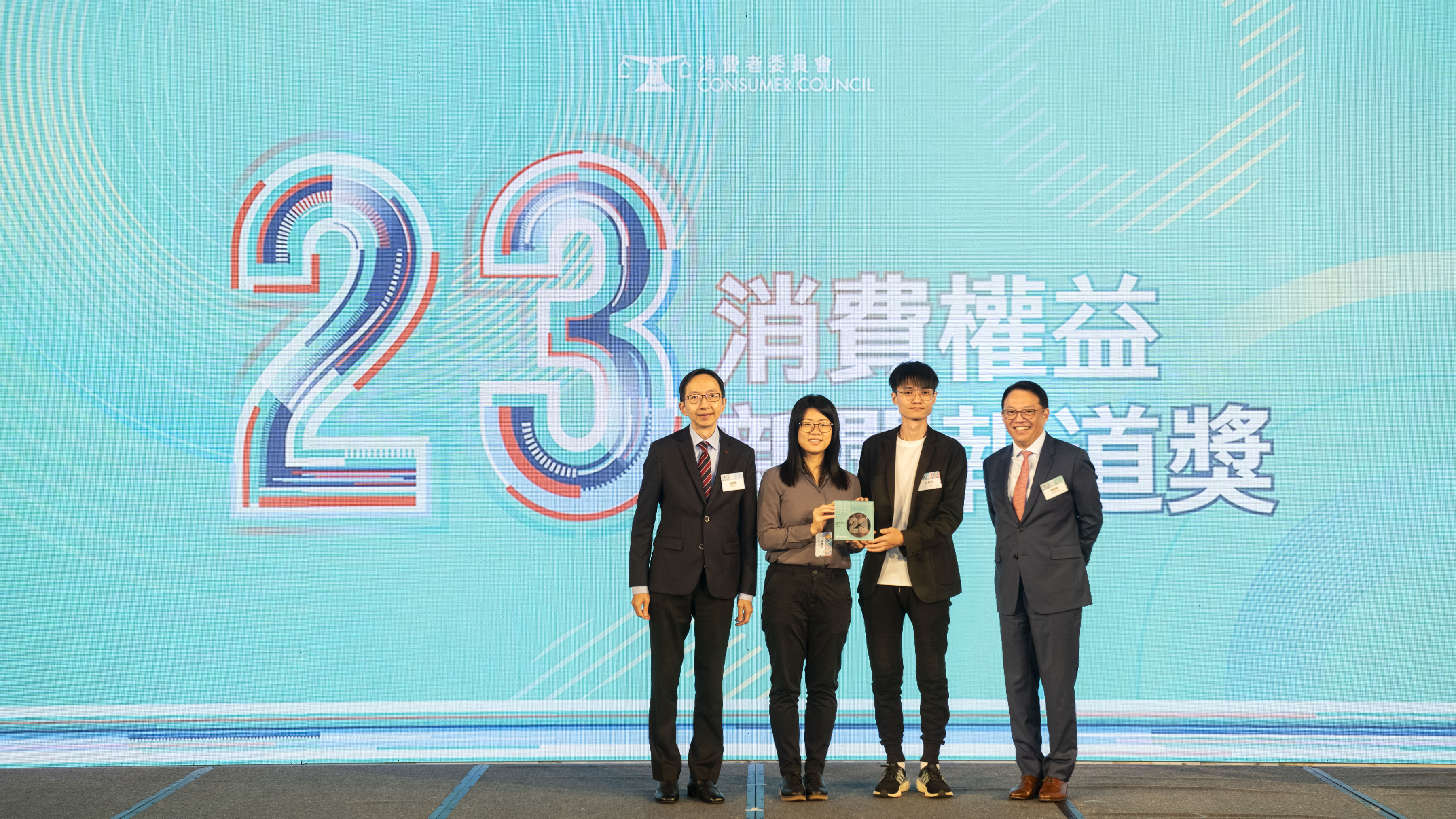 The Grand Award was taken by Feature Writing Award winner “Smart & Easy Online Shopping” (網購智容易) , and the Tai Kung Pao team receives the trophy from Mr Raymond Sy Kim-cheung Deputy Director of Broadcasting of Radio Television Hong Kong, and Mr Clement Chan Kam-wing, Chairman of the Consumer Council.