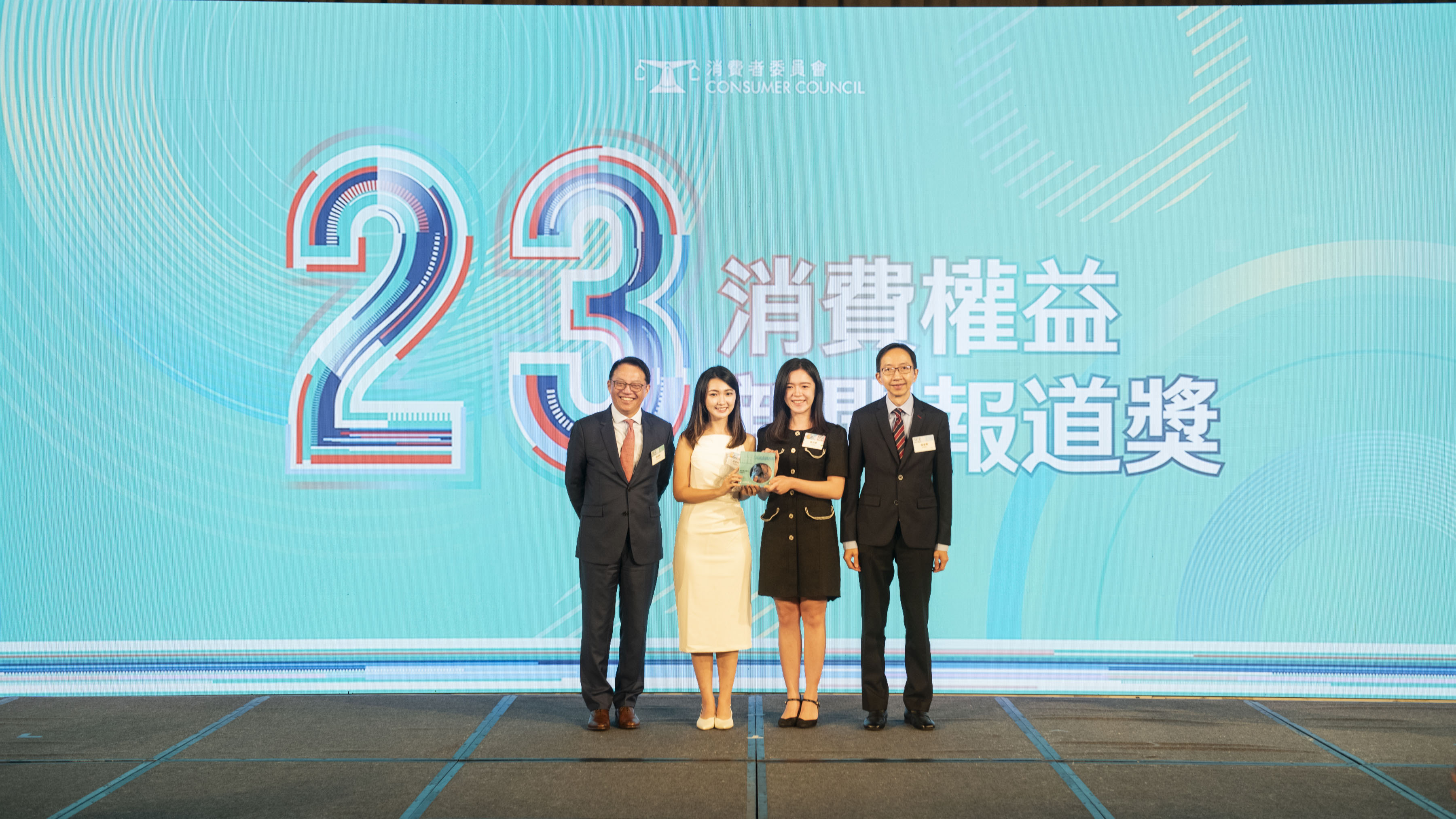 The Topical Reporting Award, presented for the first-time ever, was won by an entry in the Video Reporting (Long Clip) category “A Closer Look: Internet Scams Series” (時事多面睇﹕網騙系列).  The producing TVB reporting crew receives the trophy from Mr Clement Chan Kam-wing, Chairman of the Consumer Council and Mr Raymond Sy Kim-cheung Deputy Director of Broadcasting of Radio Television Hong Kong.