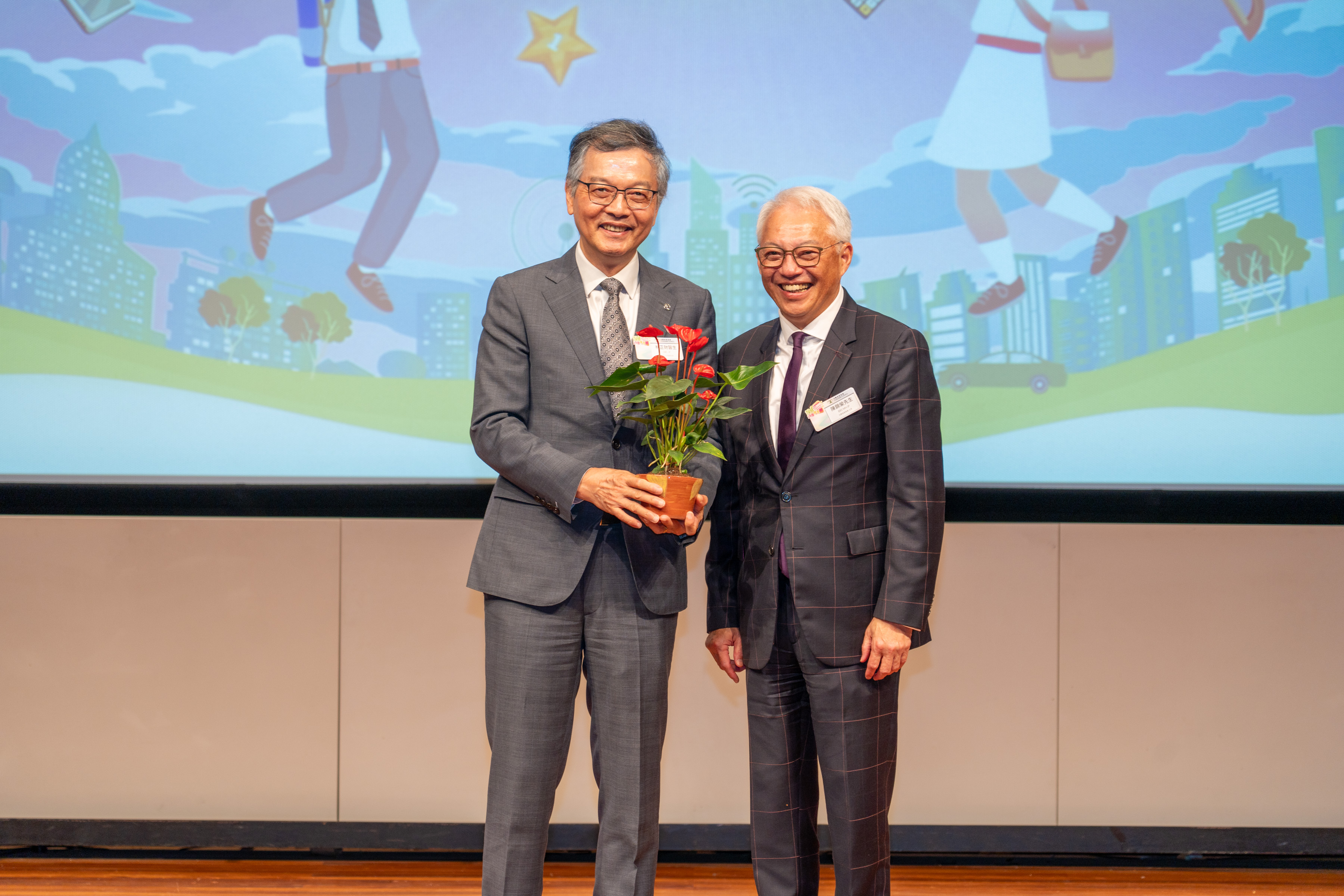 Mr Clement Chan Kam-wing, Chairman of the Consumer Council, presents a souvenir to the Officiating Guest, Dr the Honourable Lam Ching-choi, Non-official Member of the Executive Council of the Government of the HKSAR.
