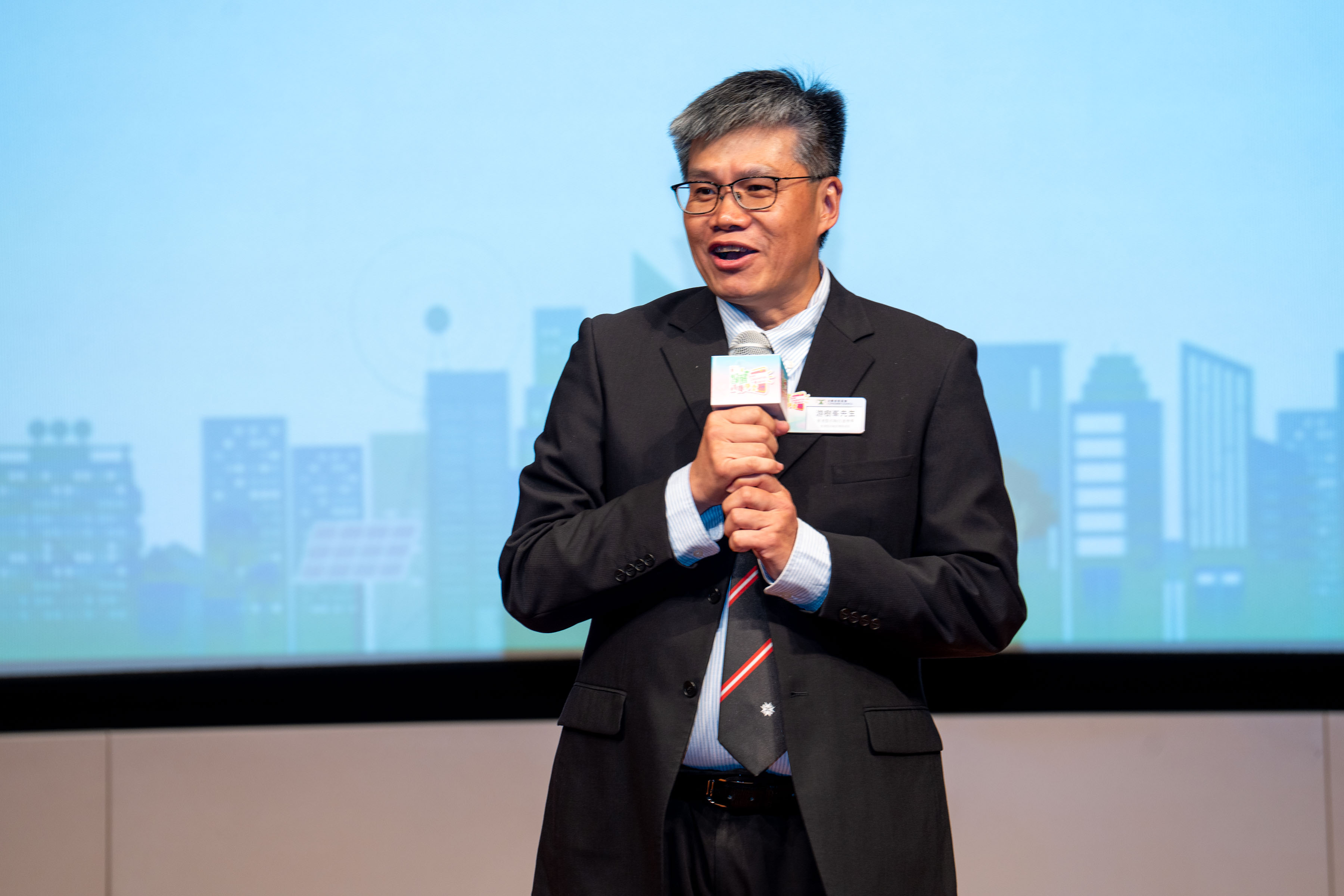 Mr Dave Yau Shu-fung KStJ, Commissioner of the Hong Kong St. John Ambulance, shares volunteering experiences with students.