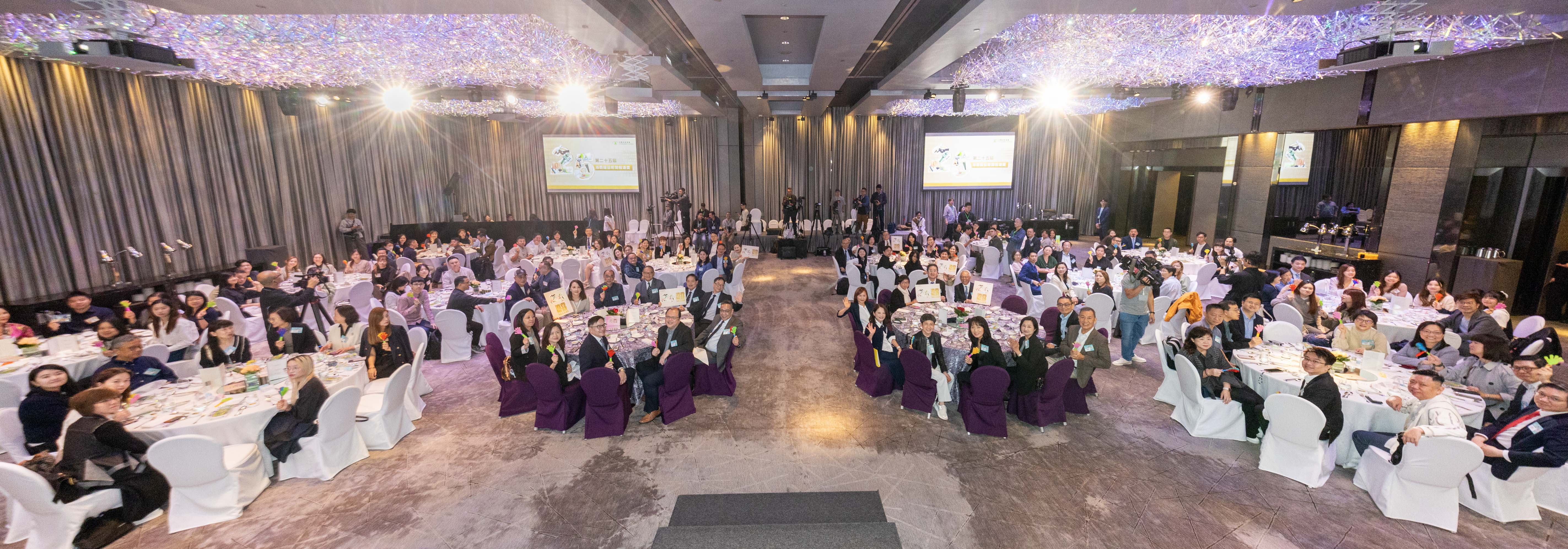 全體嘉賓及得獎者大合照，場面熱烈，展現新聞界與消委會攜手守護消費者的成果。