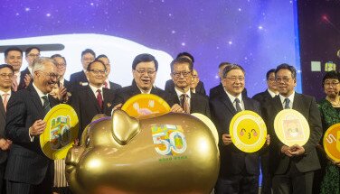 台上嘉賓逐一將大金幣放入寓意累積財富的金禧聚財幸運豬中，響應「精明消費 燃亮經濟」。
