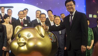 主禮嘉賓行政長官李家超先生在金禧聚財幸運豬上簽名。