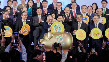 台上嘉賓逐一將大金幣放入寓意累積財富的金禧聚財幸運豬中，響應「精明消費 燃亮經濟」。